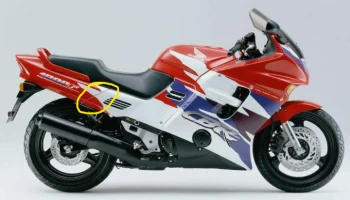 Выступы на боковой панели Honda CBR1000F............