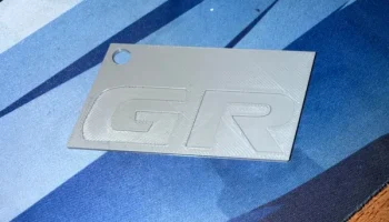 Брелок со значком Toyota Gr
