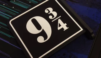 Табличка на платформе поезда "Гарри Поттер 9 3/4" - совмести 4