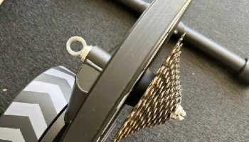 Держатель адаптера сквозной оси Wahoo Kickr Core... 1