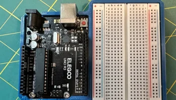 Arduino UNO и крепление для макетной платы............