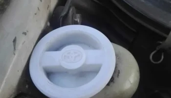 Toyota Land Cruiser 1994 верхняя крышка бака для воды.......