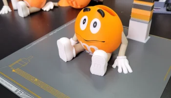 Карандашница M&M оранжевого цвета. 2