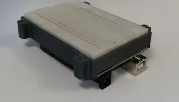 Arduino Uno и крепление для макета 1