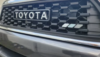 Трехцветный значок с полосой наследия Toyota............