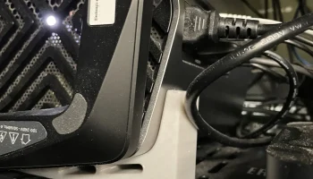 Горизонтальные кронштейны eGPU BlackMagic Designs......