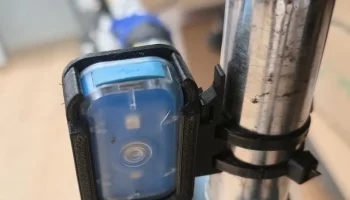 Держатель для фонаря Decathlon можно использовать повторн...