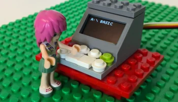 Держатель OLED-дисплея LEGO в форме компьютера.......