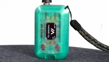 Корпус FakeTec с OLED-дисплеем сверху.