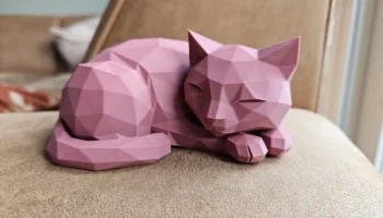 Спящий низкополигональный кот 1