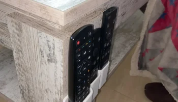 Телевизор Samsung, звуковая панель и оранжевый держатель ... 1