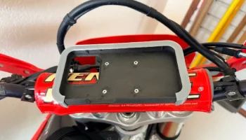 Крепление для iPhone 16 Pro, разработанное для Honda CRF4... 1