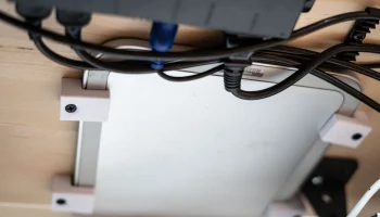 Дисплей Apple Cinema под держателем для стола...... 1