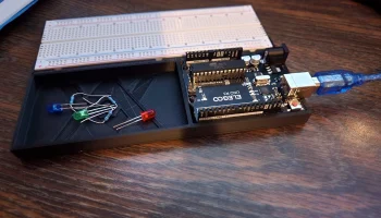 Elegoo Arduino Uno R3 и рабочее пространство макетной пла...