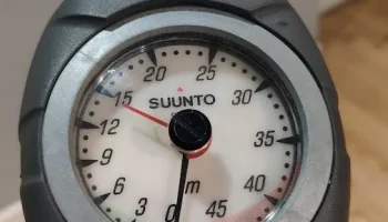 Верхнее крепление консоли Suunto с зажимом для подводного...