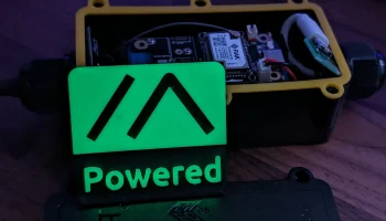Логотип Meshtastic (Powered)