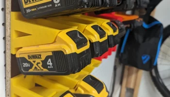 Держатель батареи DeWalt 20 В - горизонтальный...