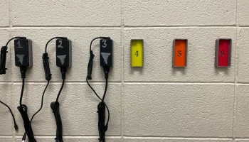 Крепление для зарядного устройства USB-C...... Крепление для зарядного устройства USB-C......