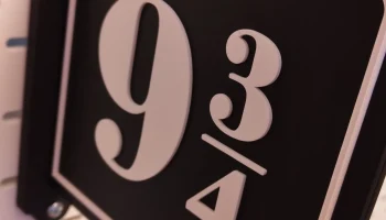 Табличка на платформе поезда "Гарри Поттер 9 3/4" - совмести 1