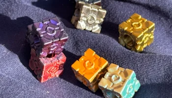 Толстовка из бисера Companion Cube 3