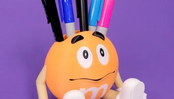 Карандашница M&M оранжевого цвета. 1