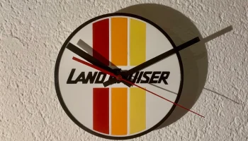 Часы со знаком наследия Toyota Land Cruiser............