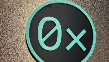 Подставка с логотипом компании Oxide Computer......