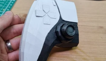 Полочный кронштейн PS5 Dual Sense Низкополигональная.......
