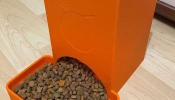 Диспенсер для кошачьего корма