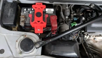 Держатель аккумулятора для Toyota MR2 Spyder Mk3............