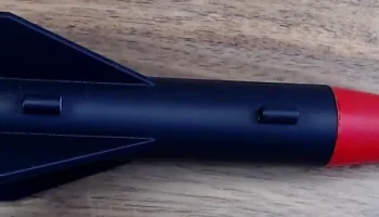 Полностью напечатанная на 3D-принтере модель ракеты из тр... 2