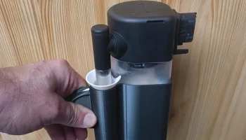 Drž&aacute;k ml&eacute;kovače s odkap&aacute;vačem - Delonghi Magnifica Evo (V...