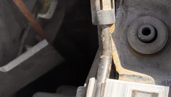 Держатель тяги капота Honda Accord 2009 г.............