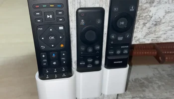 Телевизор Samsung, звуковая панель и оранжевый держатель ... Телевизор Samsung, звуковая панель и оранжевый держатель ...