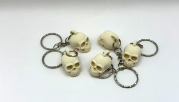 Брелок с крошечным черепом 1