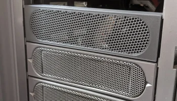 Чехол Thermaltake Armor, крышка отсека для накопителей...... 1