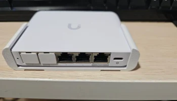 Ubiquiti Unifi USW-Flex-Mini 2.5G 5 Настенное крепление 6