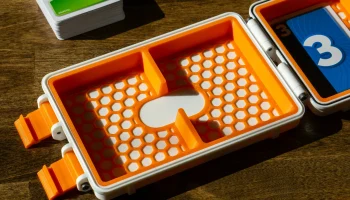Skip-Bo 2 в 1 Чемодан для переноски и игровое пространство ( 2