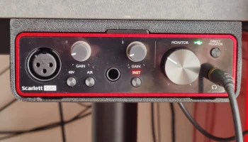 Универсальное крепление Focusrite Scarlett Solo (3-го пок... 1