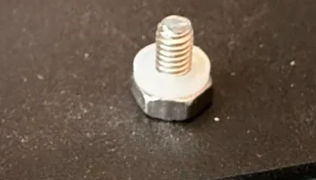 Крепление, позволяющее PiKVM DIY использовать металлическ.. 1