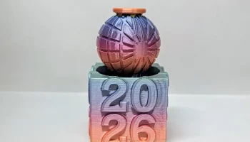 Новогодний мячик-непоседа (2026)