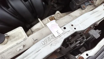 Зажим опоры капота на Toyota Avensis T25 4