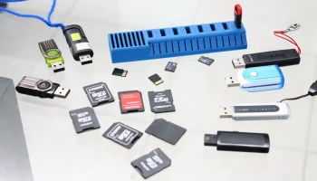 Держатель USB SD и MicroSD для широких USB-накопителей 6