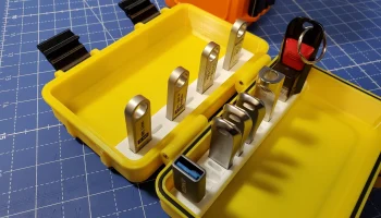 Прочный и штабелируемый ящик для хранения флешек USB A и USB 4