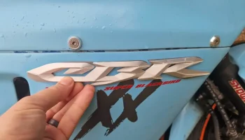 Тисненый логотип Honda CBR