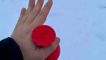 Скребок для льда на окне 2