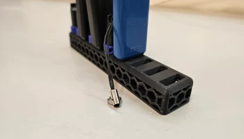 Сотовый органайзер для USB-накопителей......