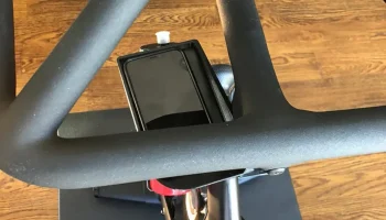 Peloton Bike+ Полка для телефона 1