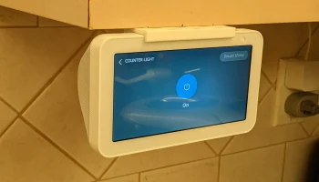 Amazon Echo Show 5 (gen2) под стойкой