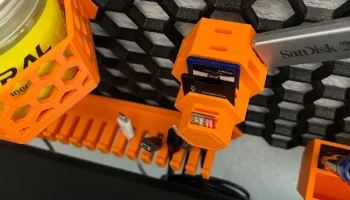 Сотовый настенный держатель USB-A, USB-C, SD и Micro SD 1